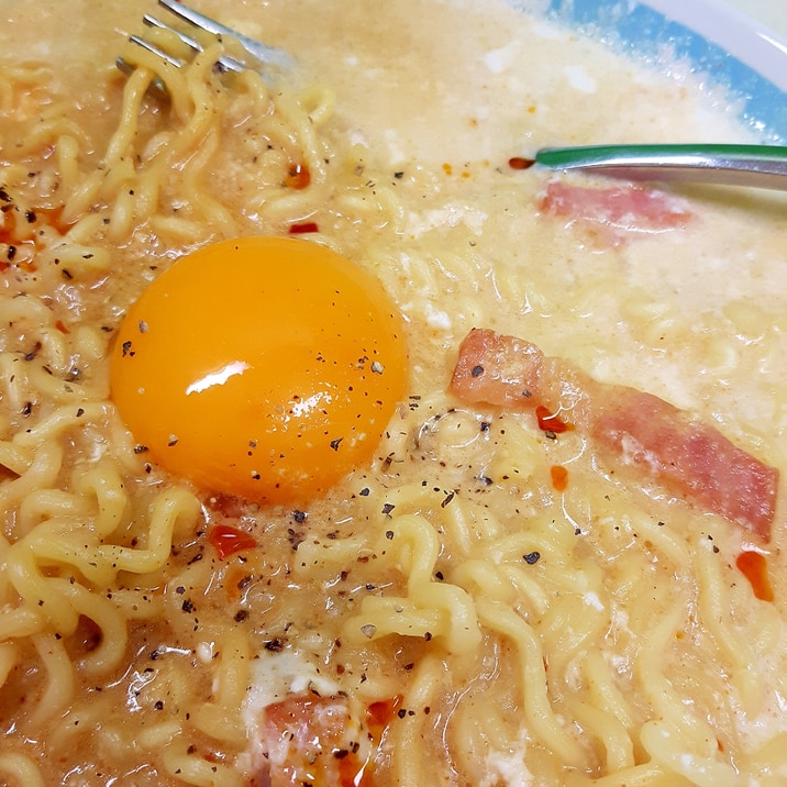 袋麺で(^^)ピリ辛カルボナーラ風ラーメン♪